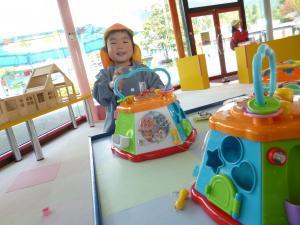 おもちゃで遊んでいる男の子